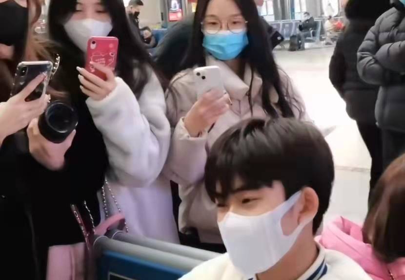 粉丝蹲拍遭路人辱骂调戏 余沐阳护粉霸气回骂