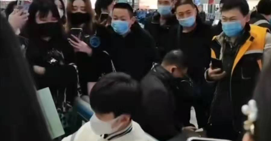 粉丝蹲拍遭路人辱骂调戏 余沐阳护粉霸气回骂