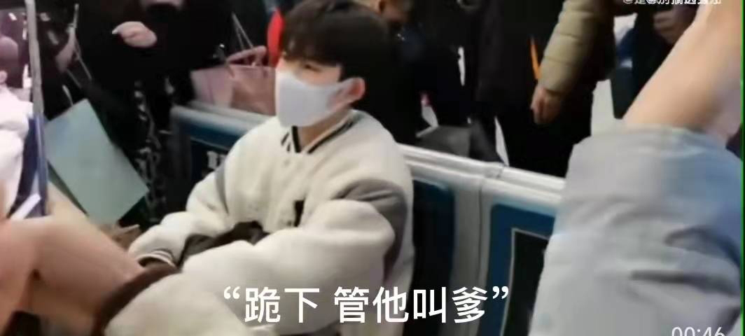 粉丝蹲拍遭路人辱骂调戏 余沐阳护粉霸气回骂