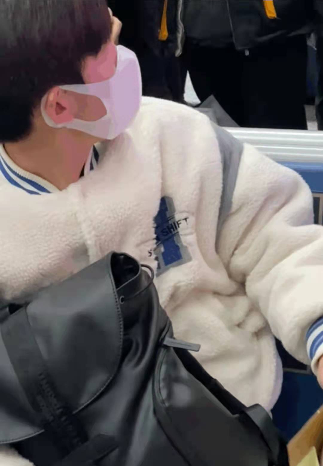 粉丝蹲拍遭路人辱骂调戏 余沐阳护粉霸气回骂