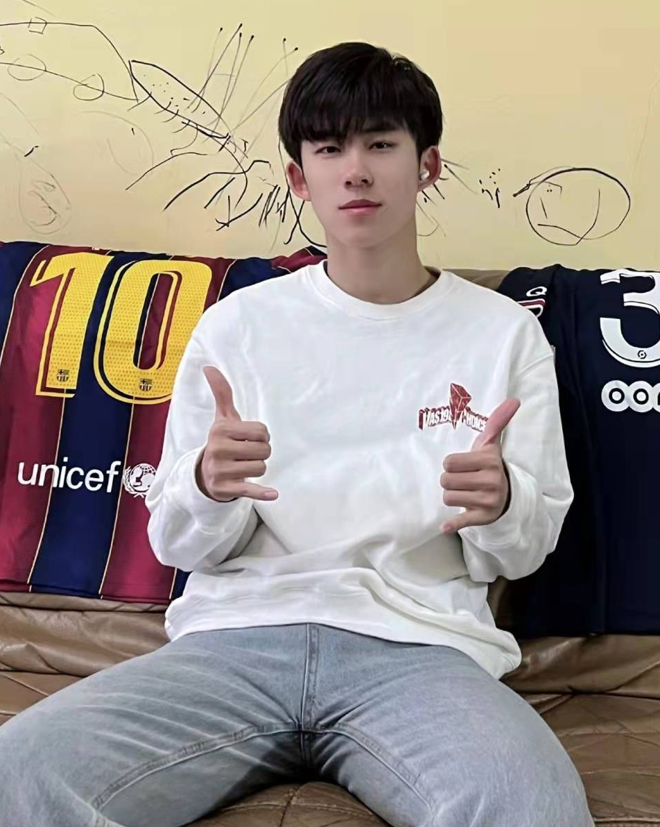 粉丝蹲拍遭路人辱骂调戏 余沐阳护粉霸气回骂