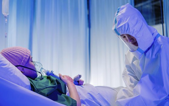 粉墨勾兰／拔苗助长与不良示范──关于《疫爆》的批评与反批评	