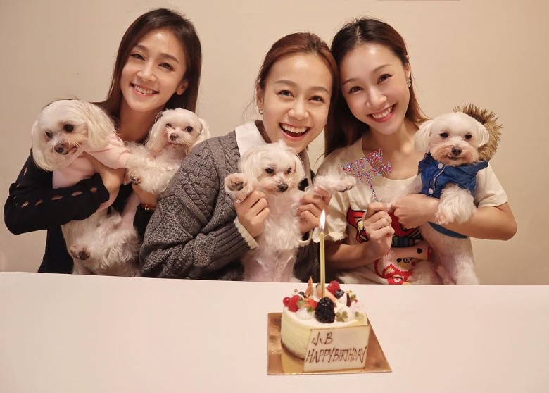 纤瘦黄心颖灿笑迎33岁 同框姐妹父亲齐庆生