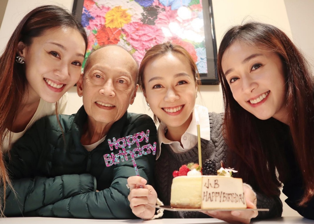 纤瘦黄心颖灿笑迎33岁 同框姐妹父亲齐庆生