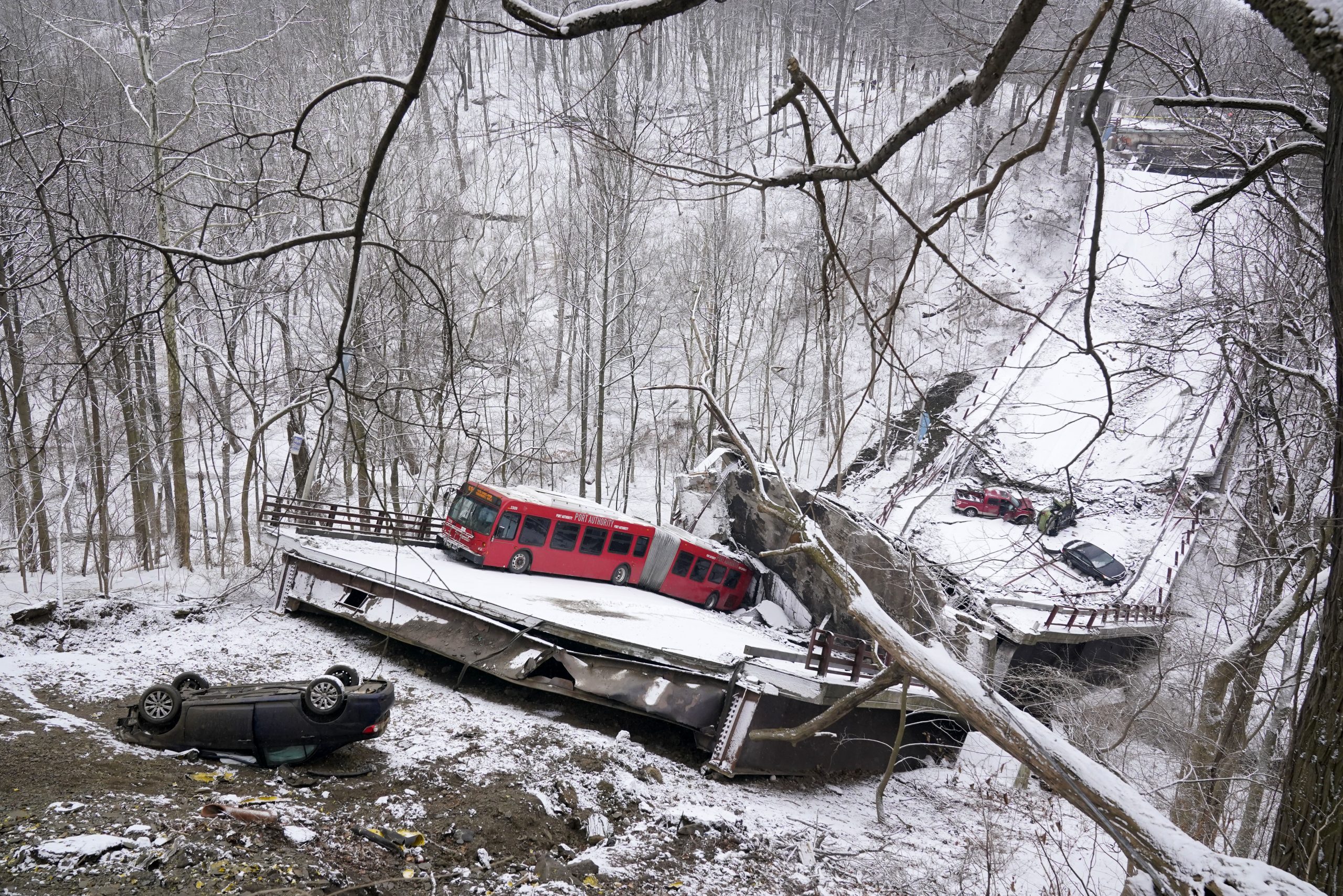 美国／拜登访问匹兹堡谈基建成就前 当地桥梁崩塌10人受伤