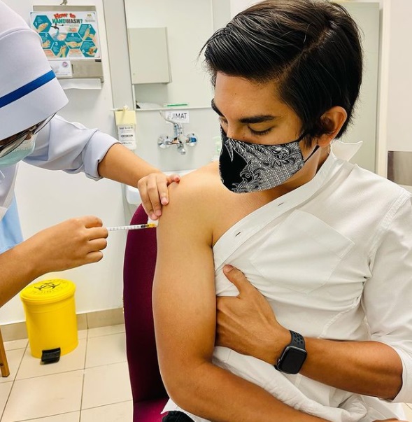 脱半边衣打加强针竟被骂!赛沙迪:穿衬衫都有错?