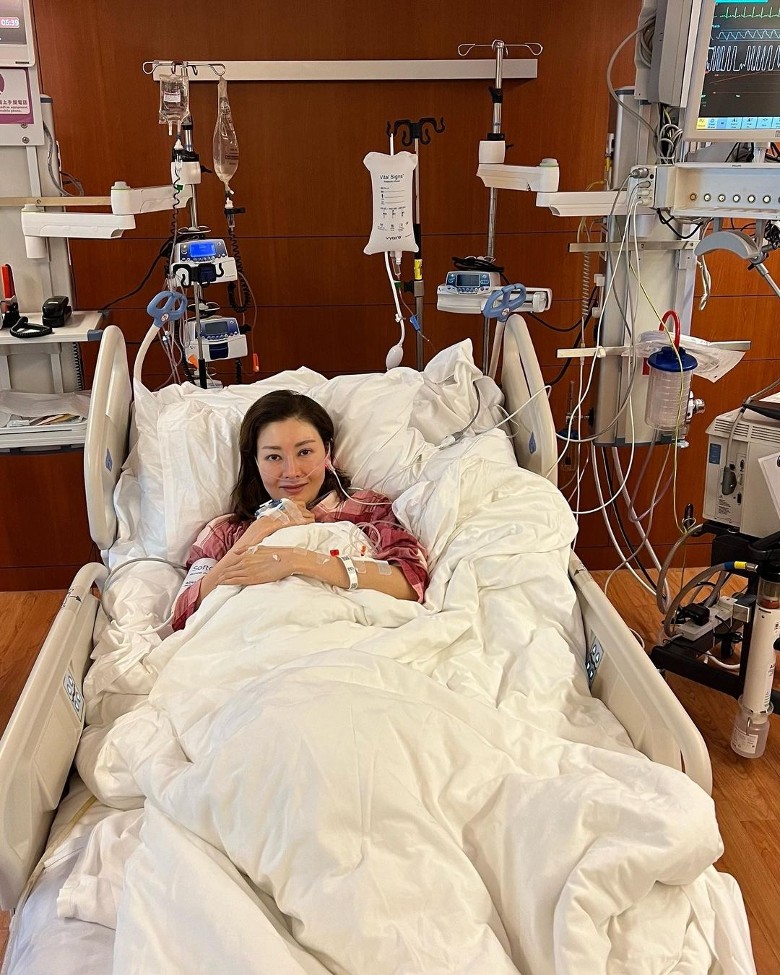 自曝ICU搏斗48小时 李嘉欣:捡回一命