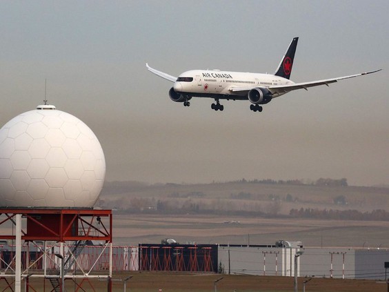 舱内抽烟拒戴口罩 俄捷青年冰上钩球队员被赶下航班