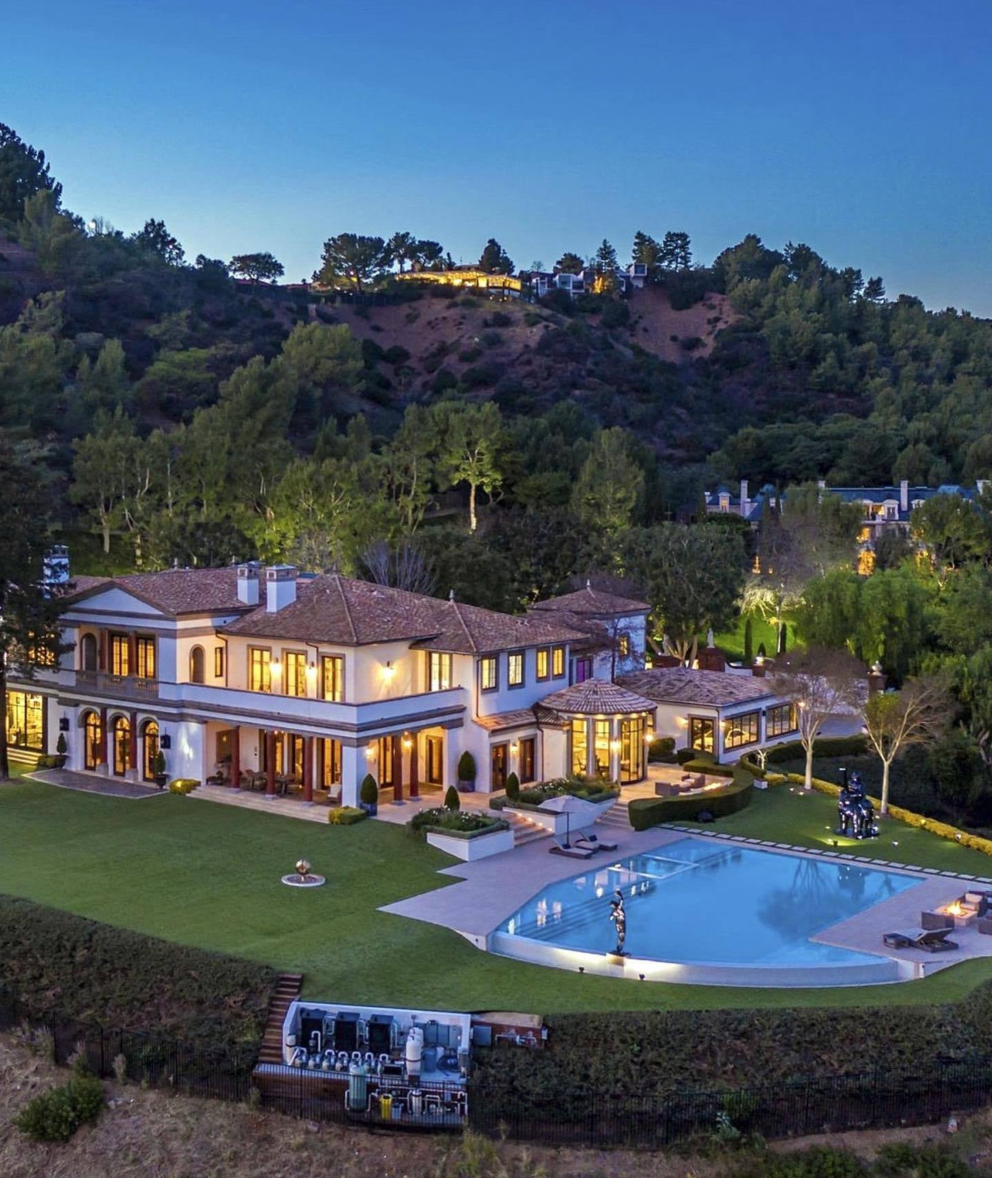 艾黛儿半价买入史泰龙豪宅