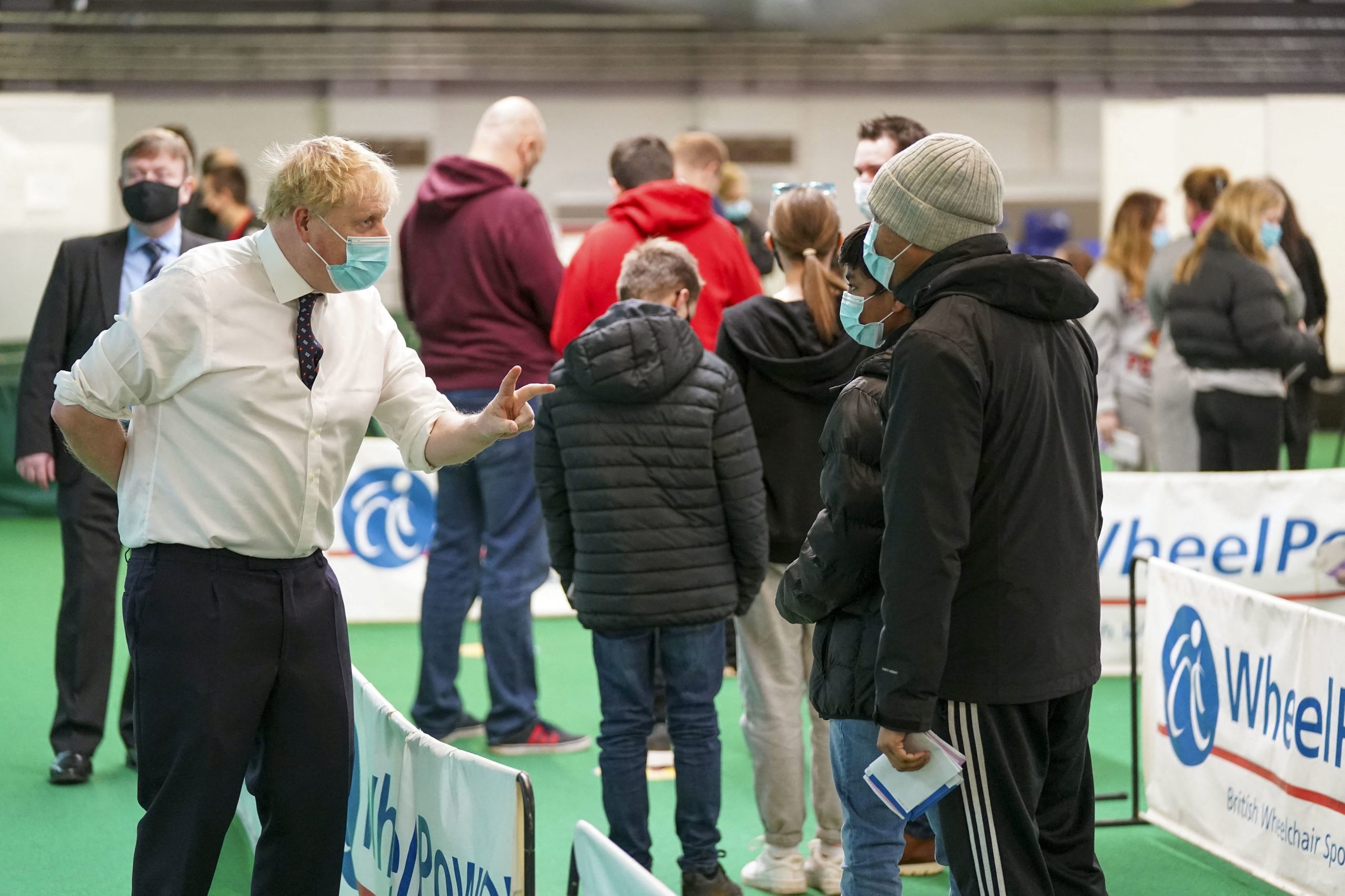 英国单日确诊首次破20万 下周一起主要行业员工须每日检测