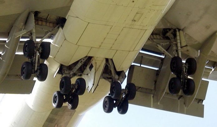 荷兰／男子偷渡赴阿姆斯特丹　藏飞机前轮11小时奇迹生还 