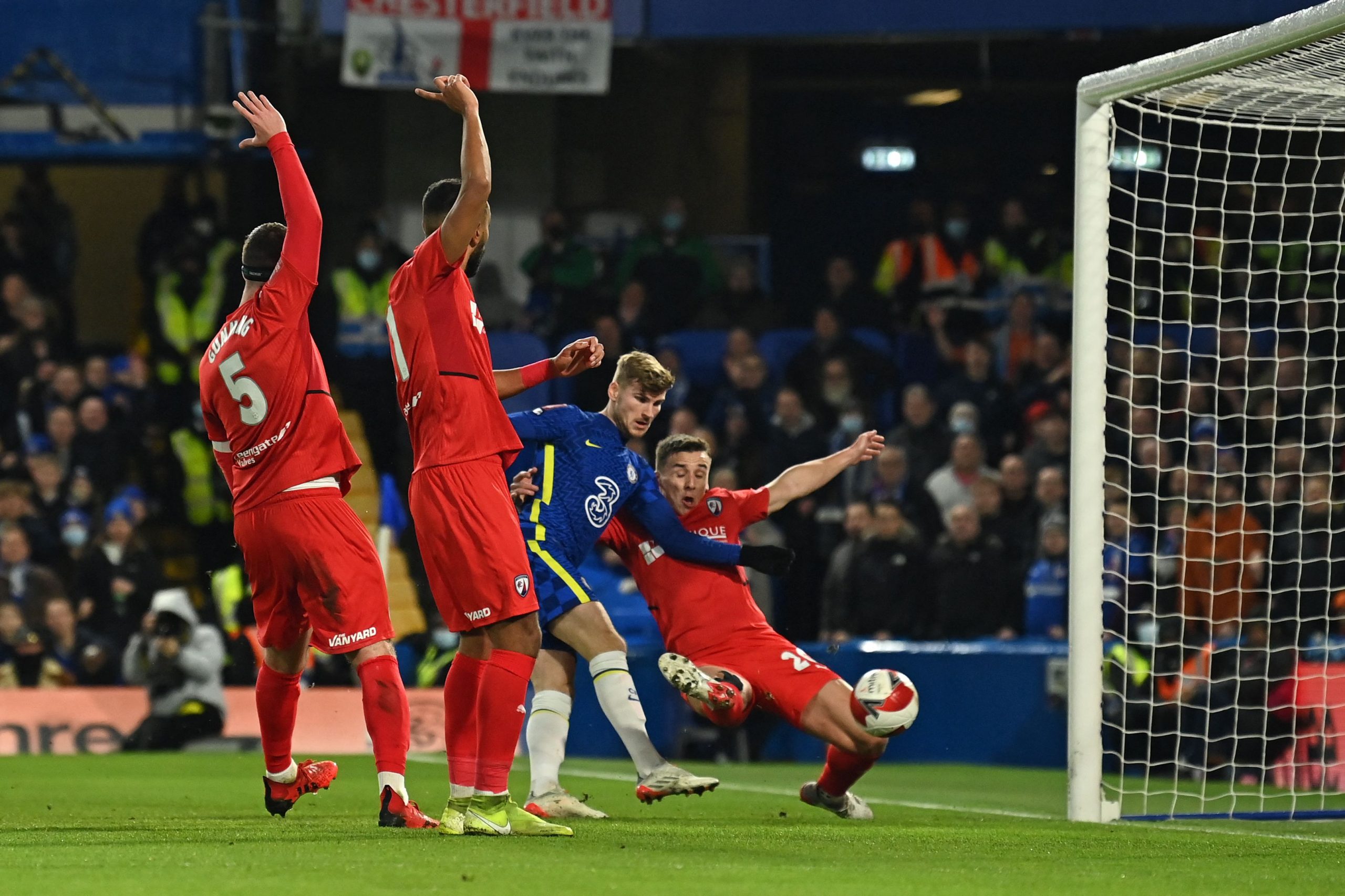 蓝狮狂胜闯足总杯32强  狐狸“暗中”开启卫冕路