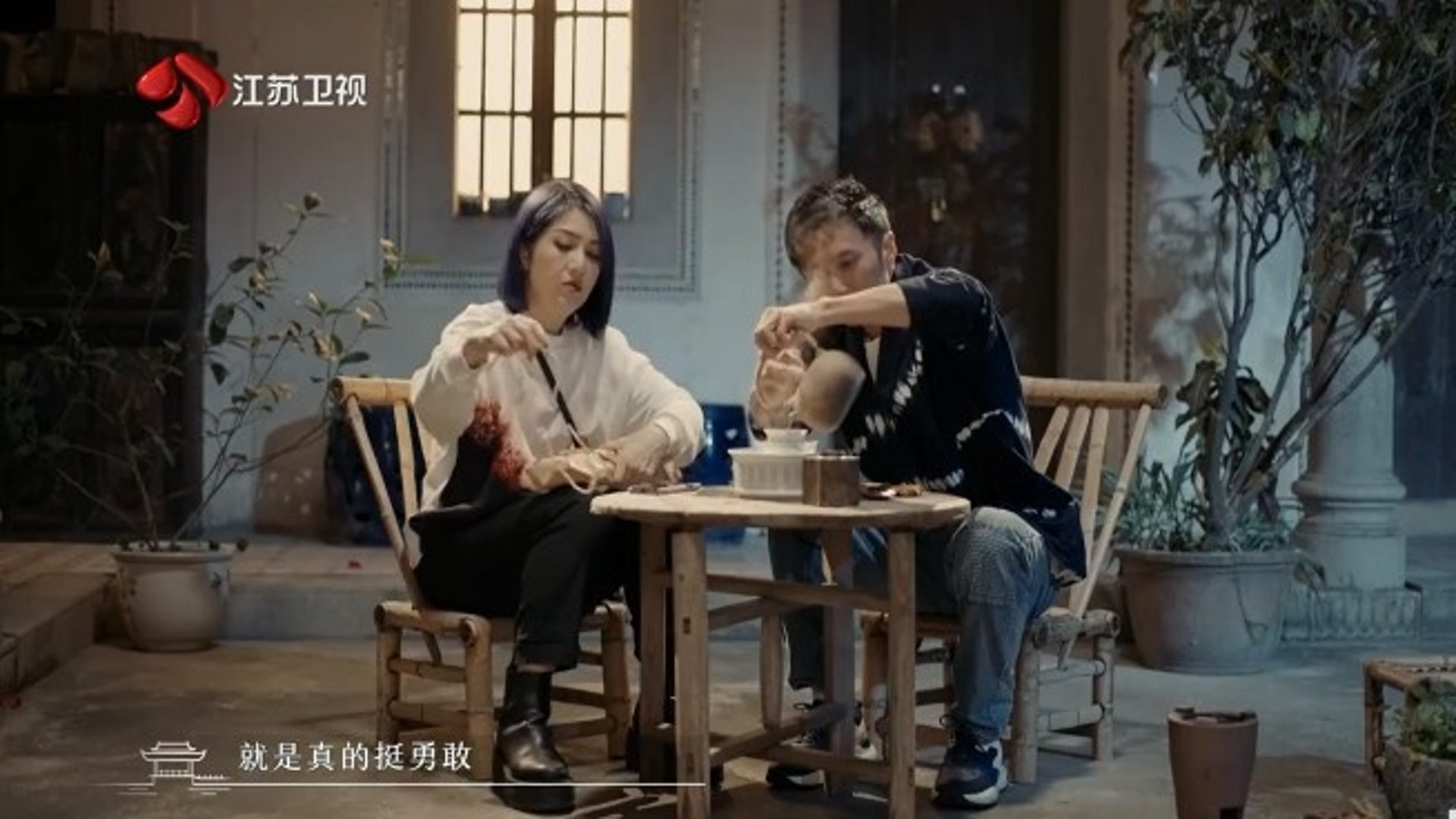 谢霆锋赞母亲命硬勇敢 曝狄波拉幼年遭弃养拒绝寻亲