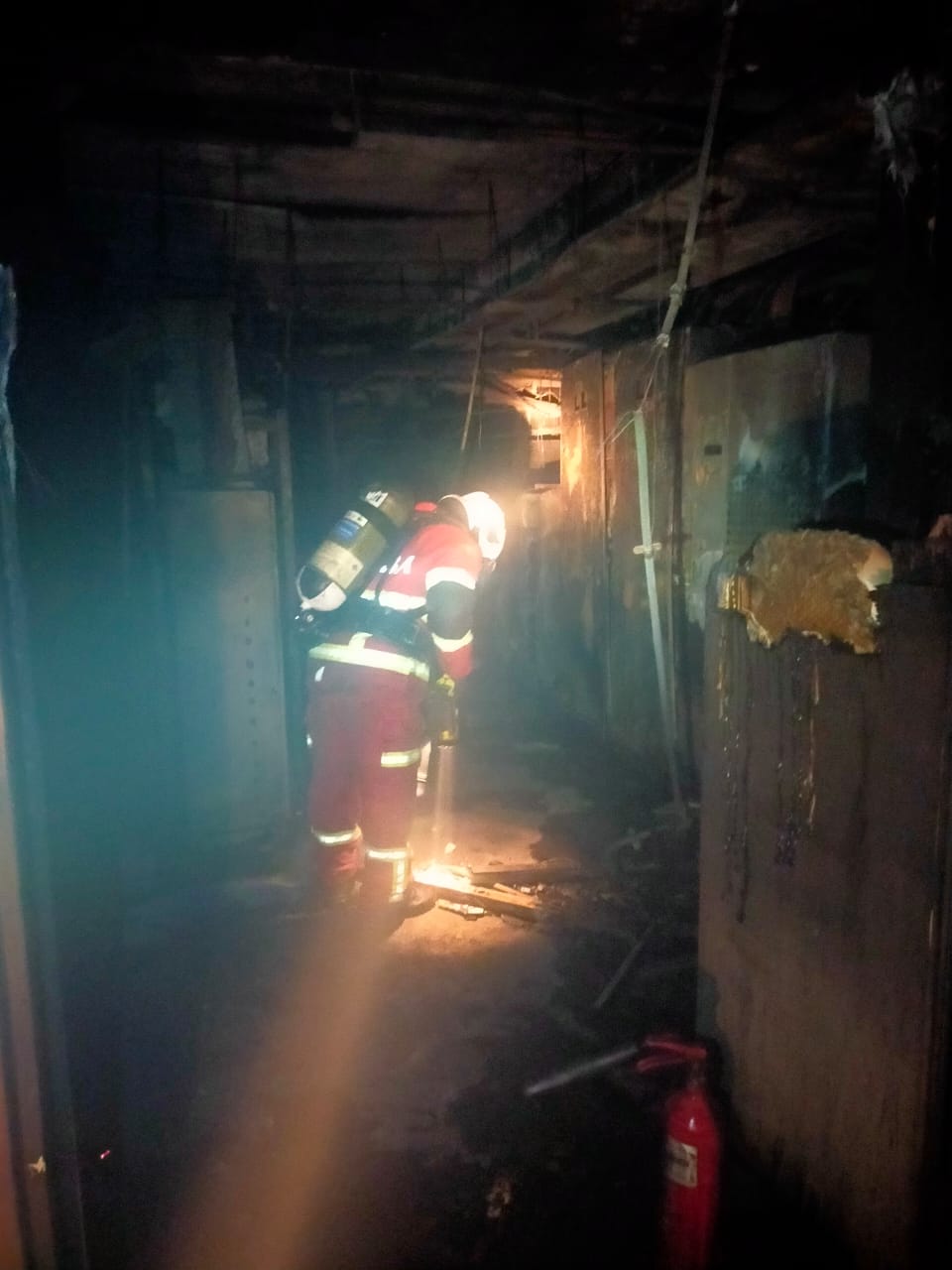 赛城马电讯大厦供电房起火 烧逾6小时