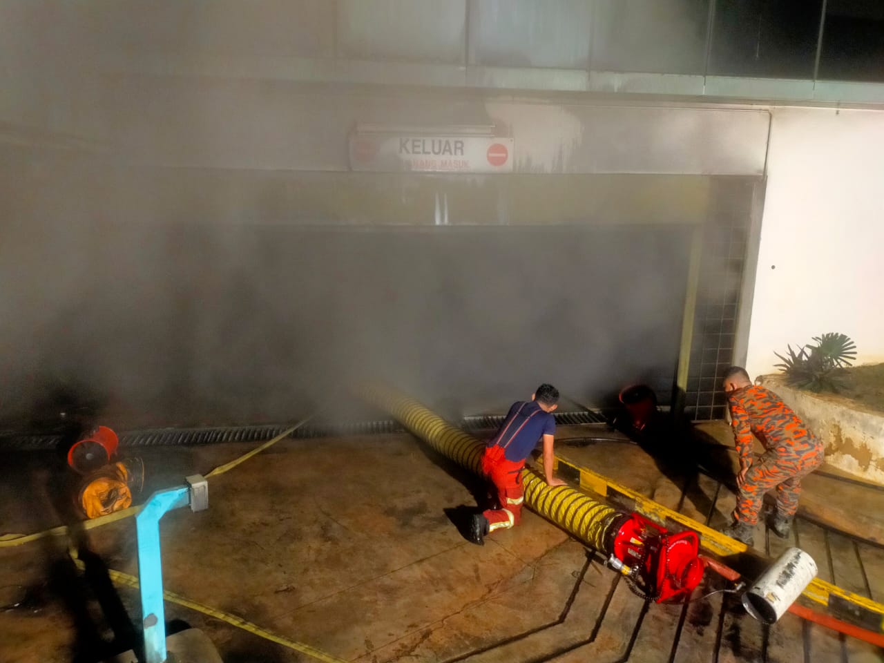 赛城马电讯大厦供电房起火 烧逾6小时