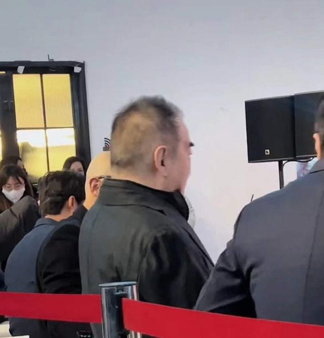 走路缓慢坐下需人搀扶 69岁陈凯歌身体状况令人担忧