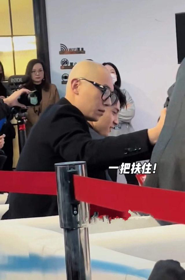 走路缓慢坐下需人搀扶 69岁陈凯歌身体状况令人担忧