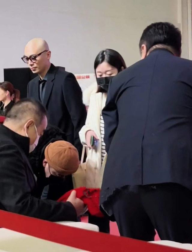 走路缓慢坐下需人搀扶 69岁陈凯歌身体状况令人担忧