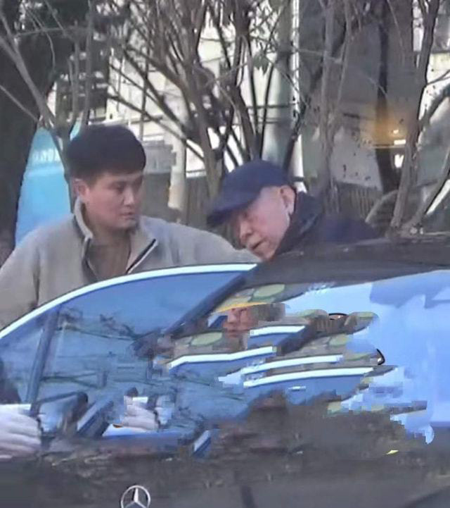 走路缓慢坐下需人搀扶 69岁陈凯歌身体状况令人担忧