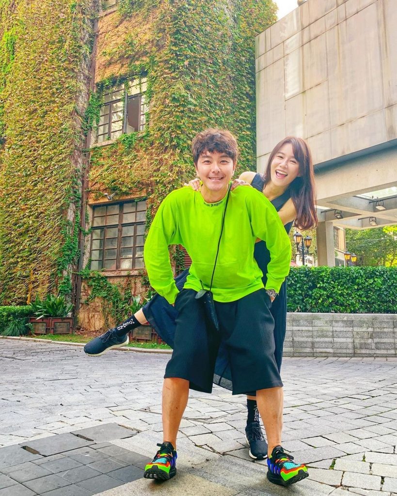 身形变圆润刻意遮肚 40岁黄翠如造人成功?