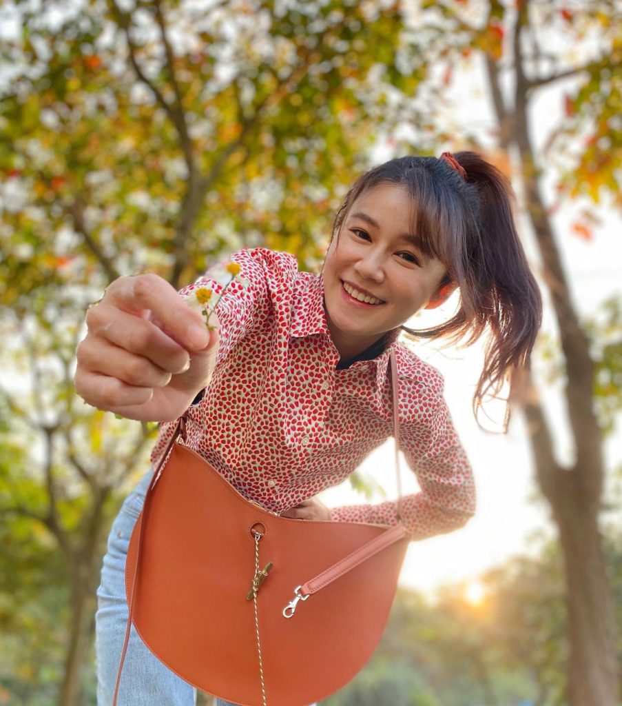 身形变圆润刻意遮肚 40岁黄翠如造人成功?