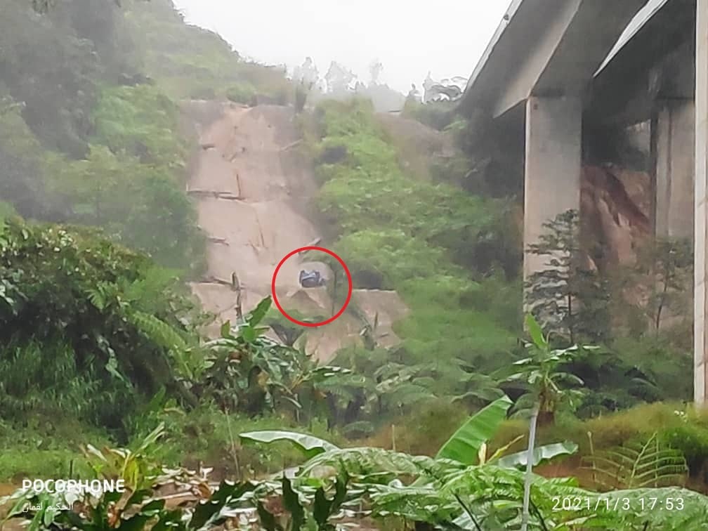 遭泥石流连人带车冲下山谷·女子奇迹逃生 抱树呼救