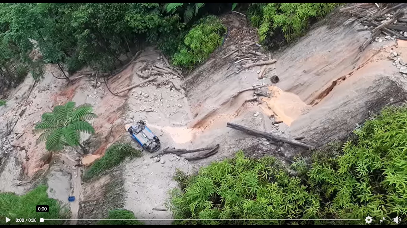 遭泥石流连人带车冲下山谷·女子奇迹逃生 抱树呼救