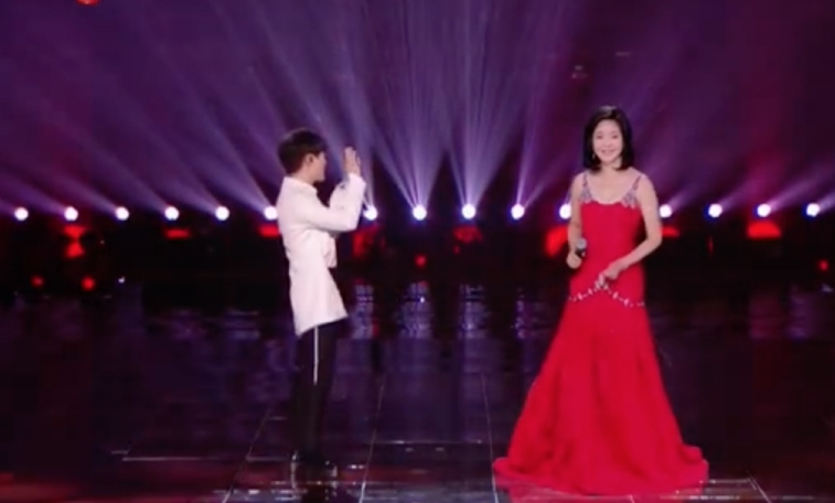 邓丽君唱哭网民 跨年与周深合唱《大鱼》