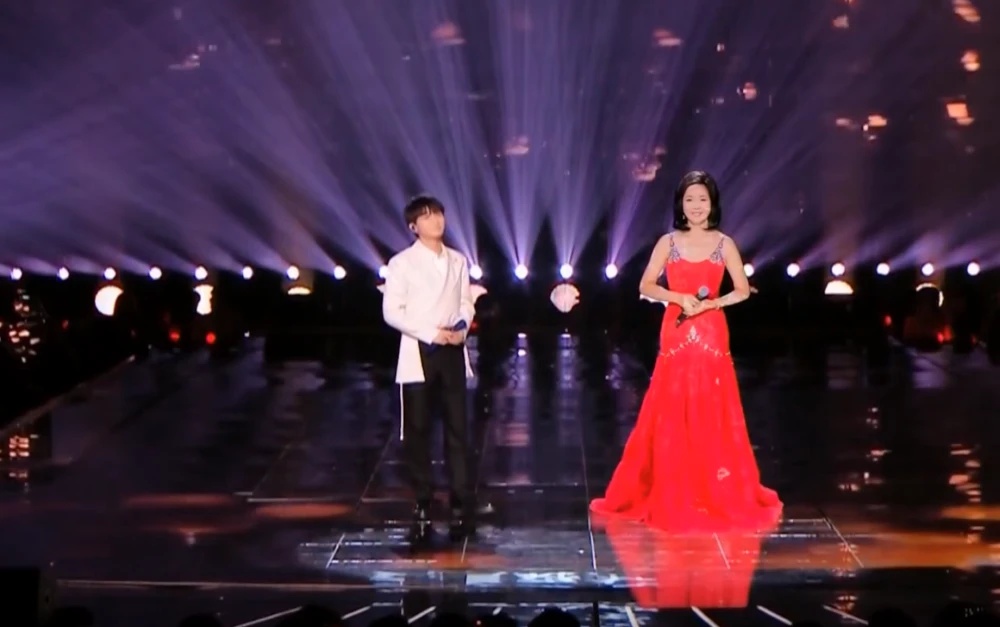 邓丽君唱哭网民 跨年与周深合唱《大鱼》