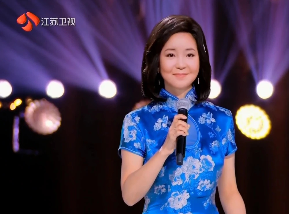 邓丽君唱哭网民 跨年与周深合唱《大鱼》