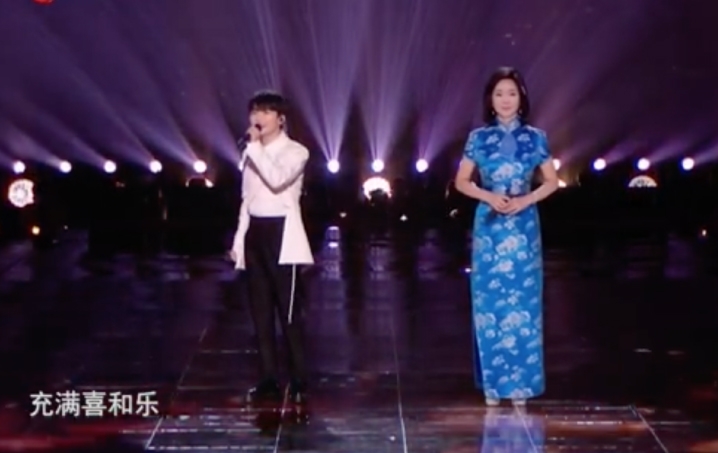 邓丽君唱哭网民 跨年与周深合唱《大鱼》