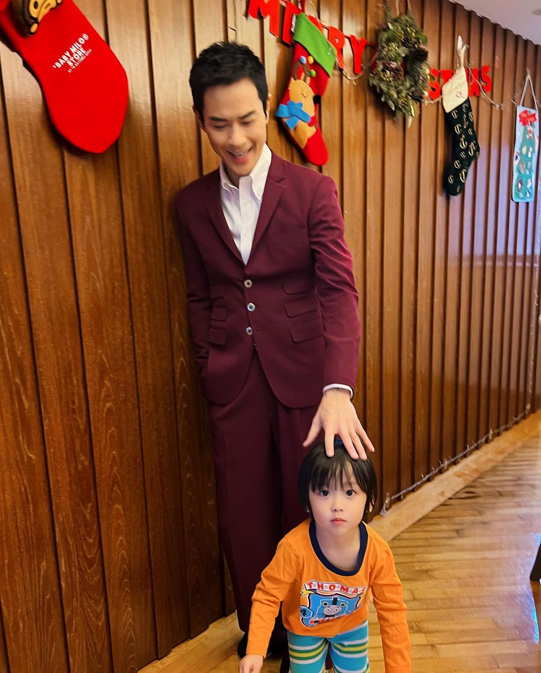 郑嘉颖紧抱大儿子送吻 陈凯琳自爆拍下温馨一刻