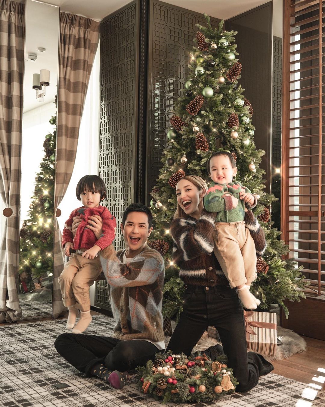 郑嘉颖紧抱大儿子送吻 陈凯琳自爆拍下温馨一刻