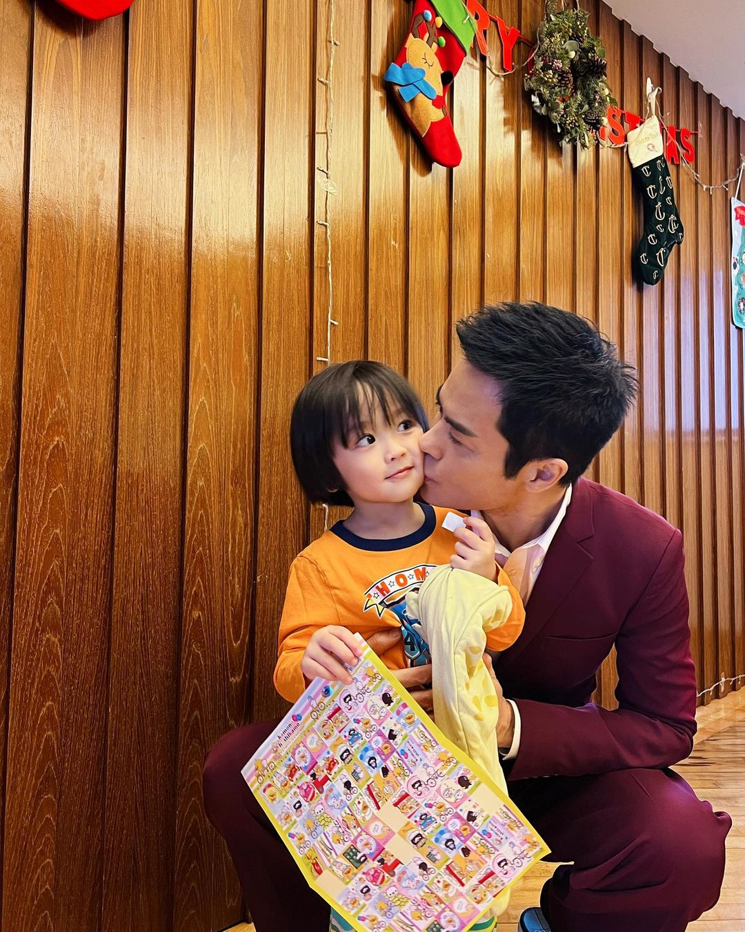 郑嘉颖紧抱大儿子送吻 陈凯琳自爆拍下温馨一刻