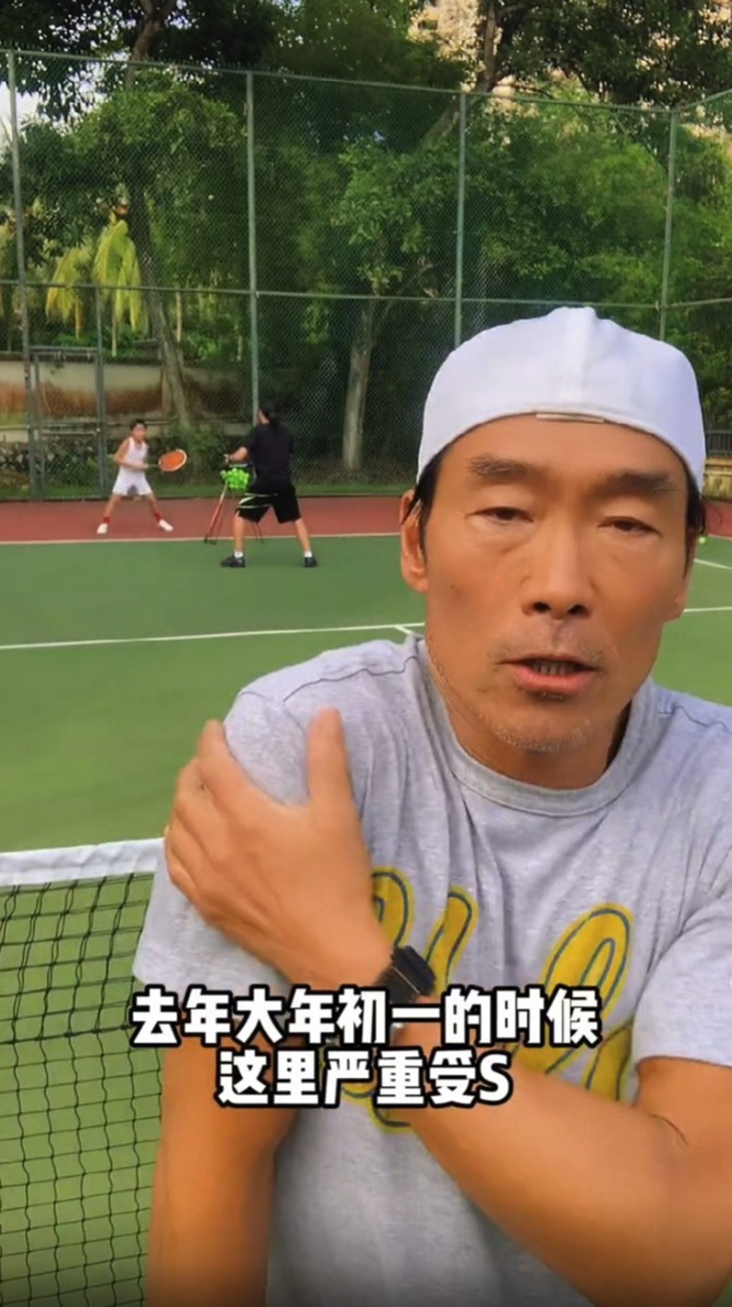 郑浩南返马天天陪小孩打球 手臂伤势未康复自嘲失水准