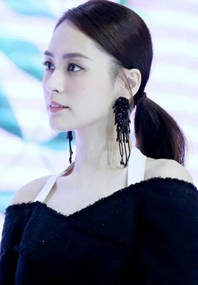 锺欣潼“啜奶”表情丰富  吸1200万人浏览