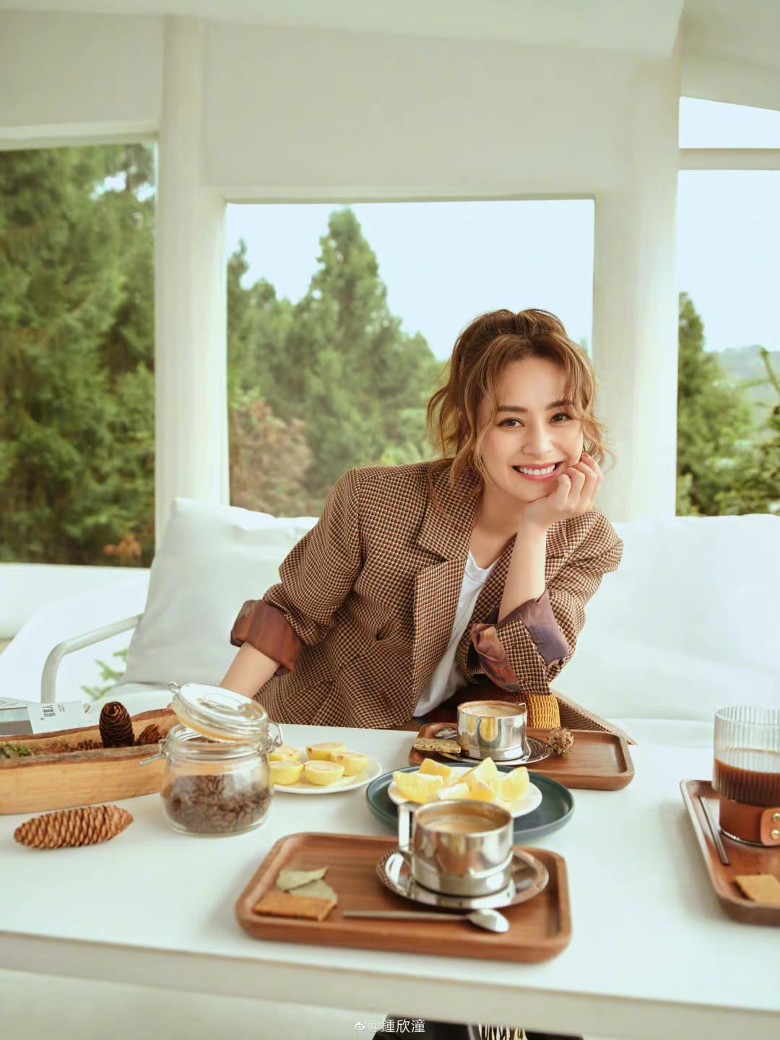 锺欣潼“啜奶”表情丰富  吸1200万人浏览