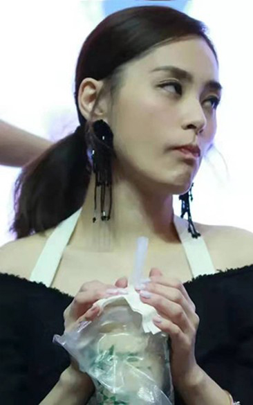 锺欣潼“啜奶”表情丰富  吸1200万人浏览