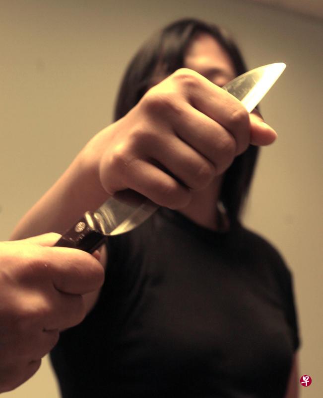 闹离婚夫发狂 妻护儿肉身挡刀