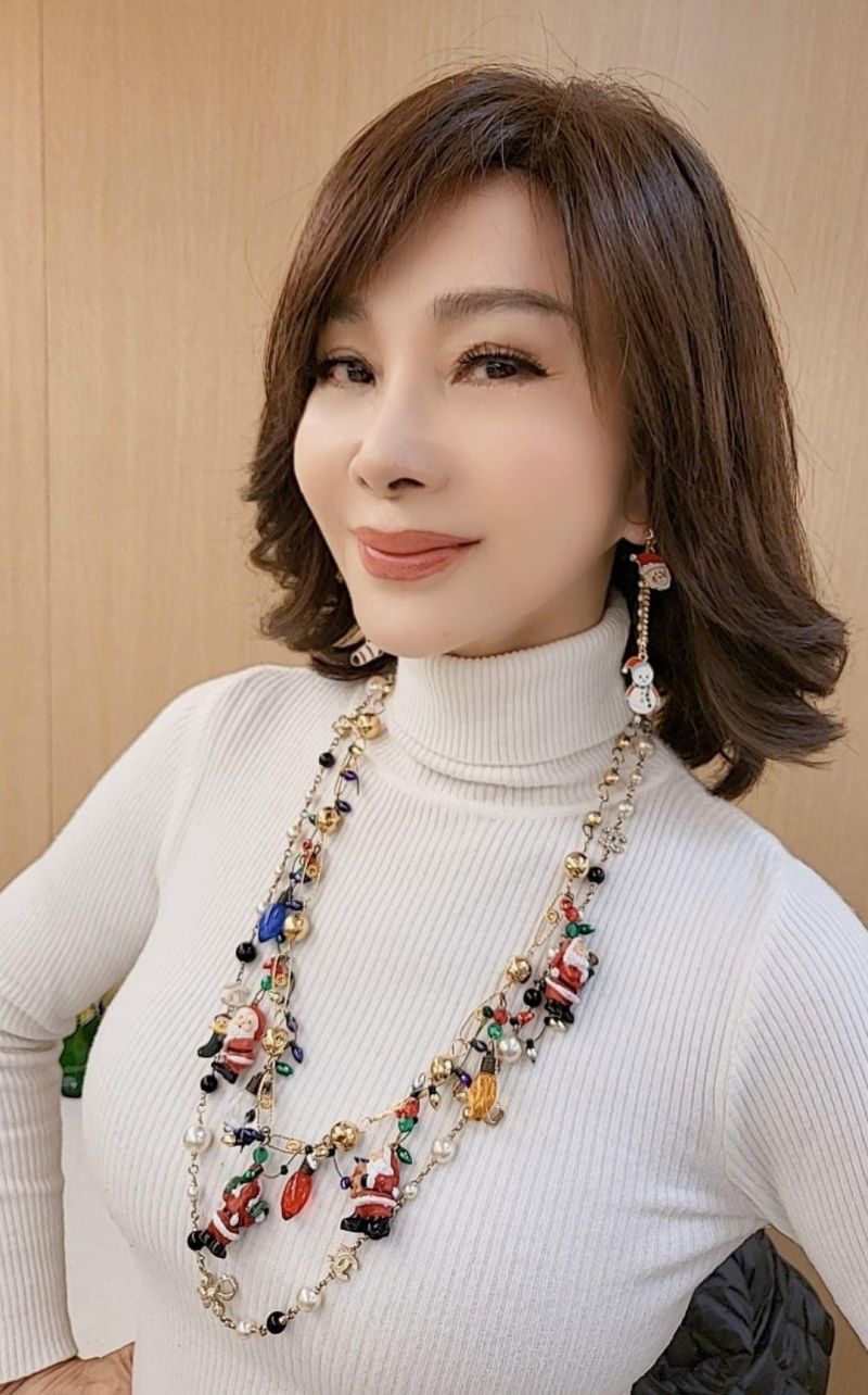 陈美凤曝光30年前辣照 前凸后翘上下全露