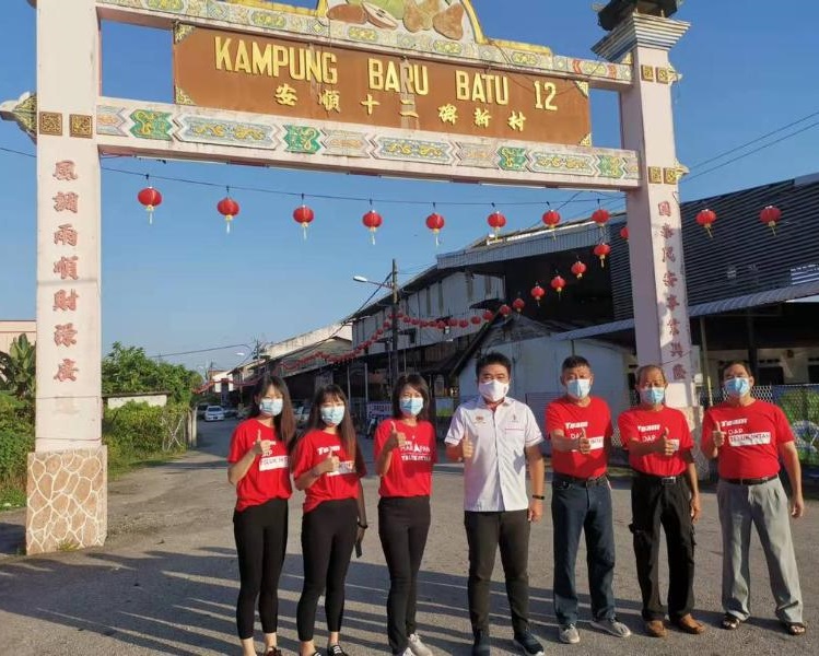 霹/十二碑新村挂300灯笼迎新春