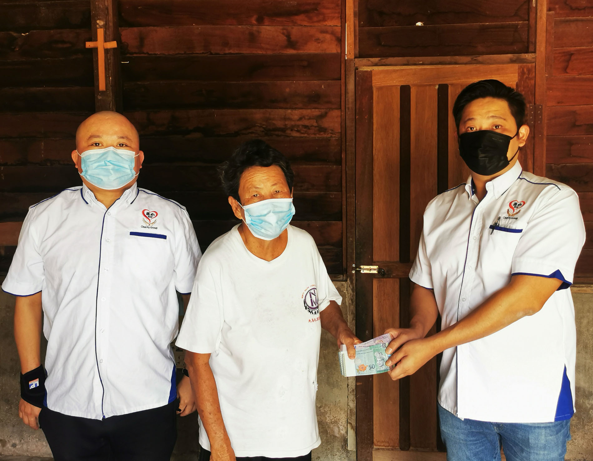 霹/显著/年迈妇女靠打散工养智障儿 善心组织救济好过年