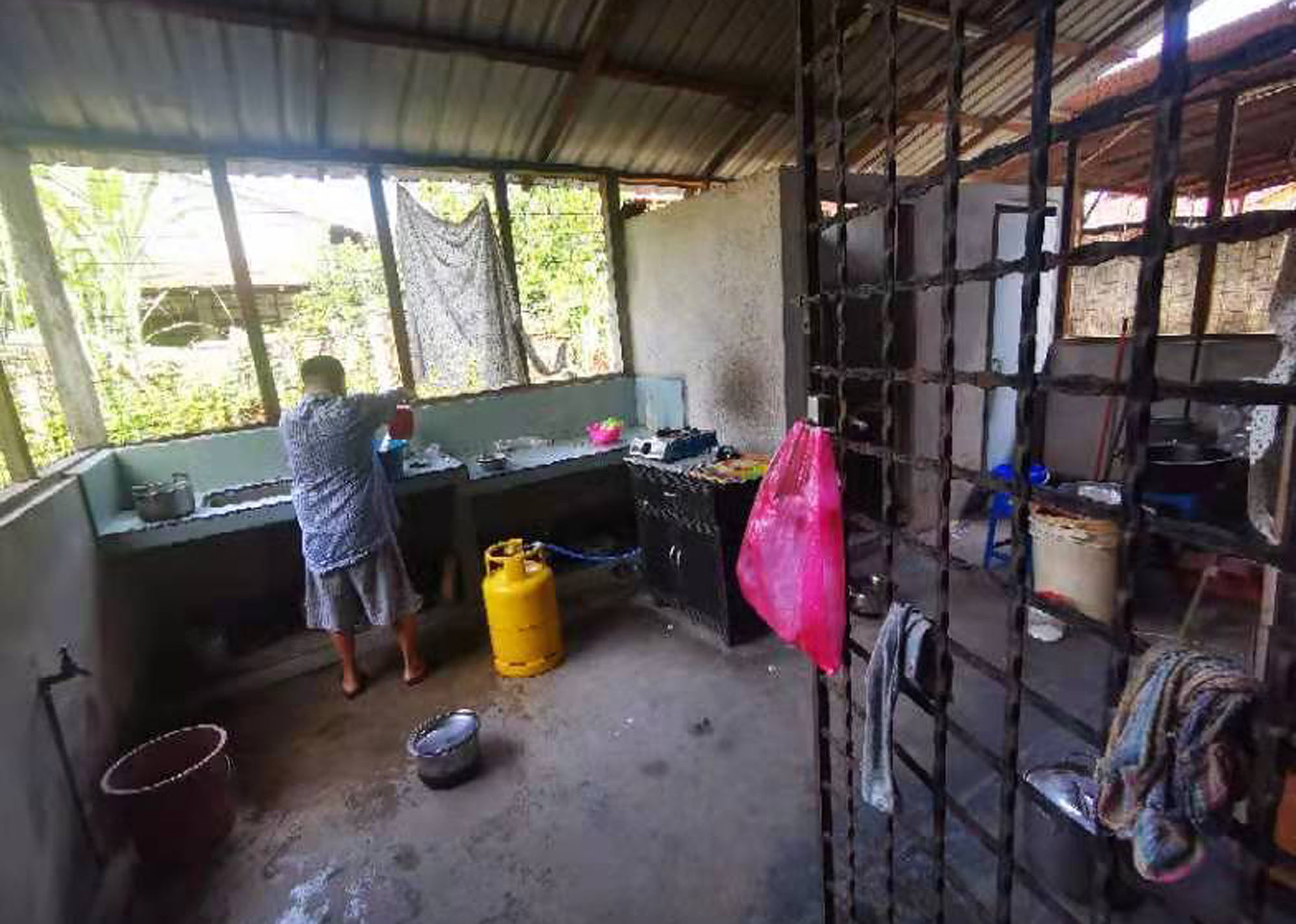 霹/显著/年迈妇女靠打散工养智障儿 善心组织救济好过年