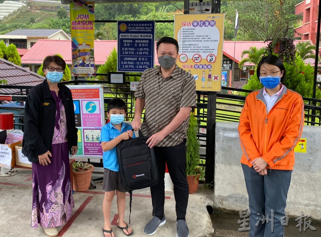 霹／金马仑火箭派发10台电脑予金马仑学子