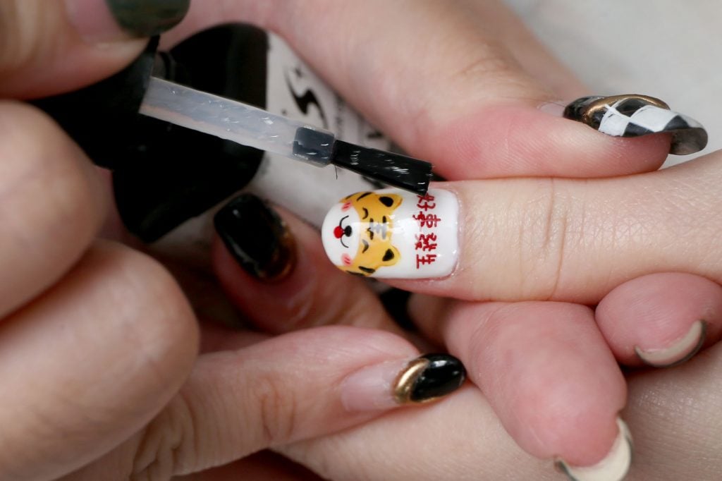 霹:20日见报/封底主文/【乐活频道】/新年美甲.应节Q版小老虎跃指尖萌萌哒