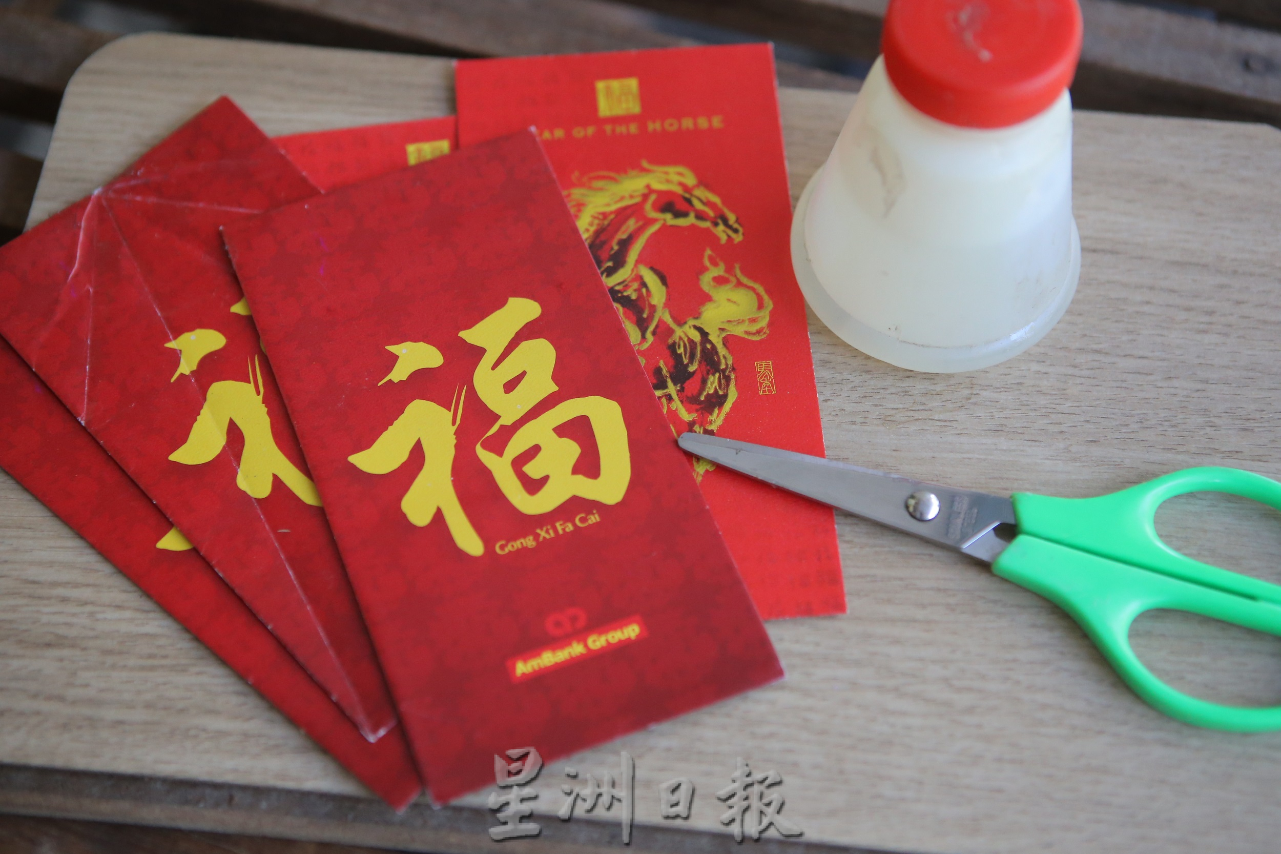 霹：27日见报／封底主文／乐活频道 |  创意环保红包封灯笼  营造盎然春意