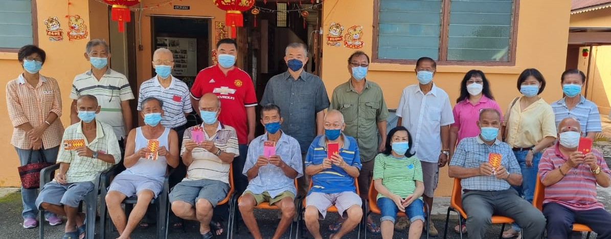 霹:丹绒马林5华团前往丹绒马林老人院派发红包