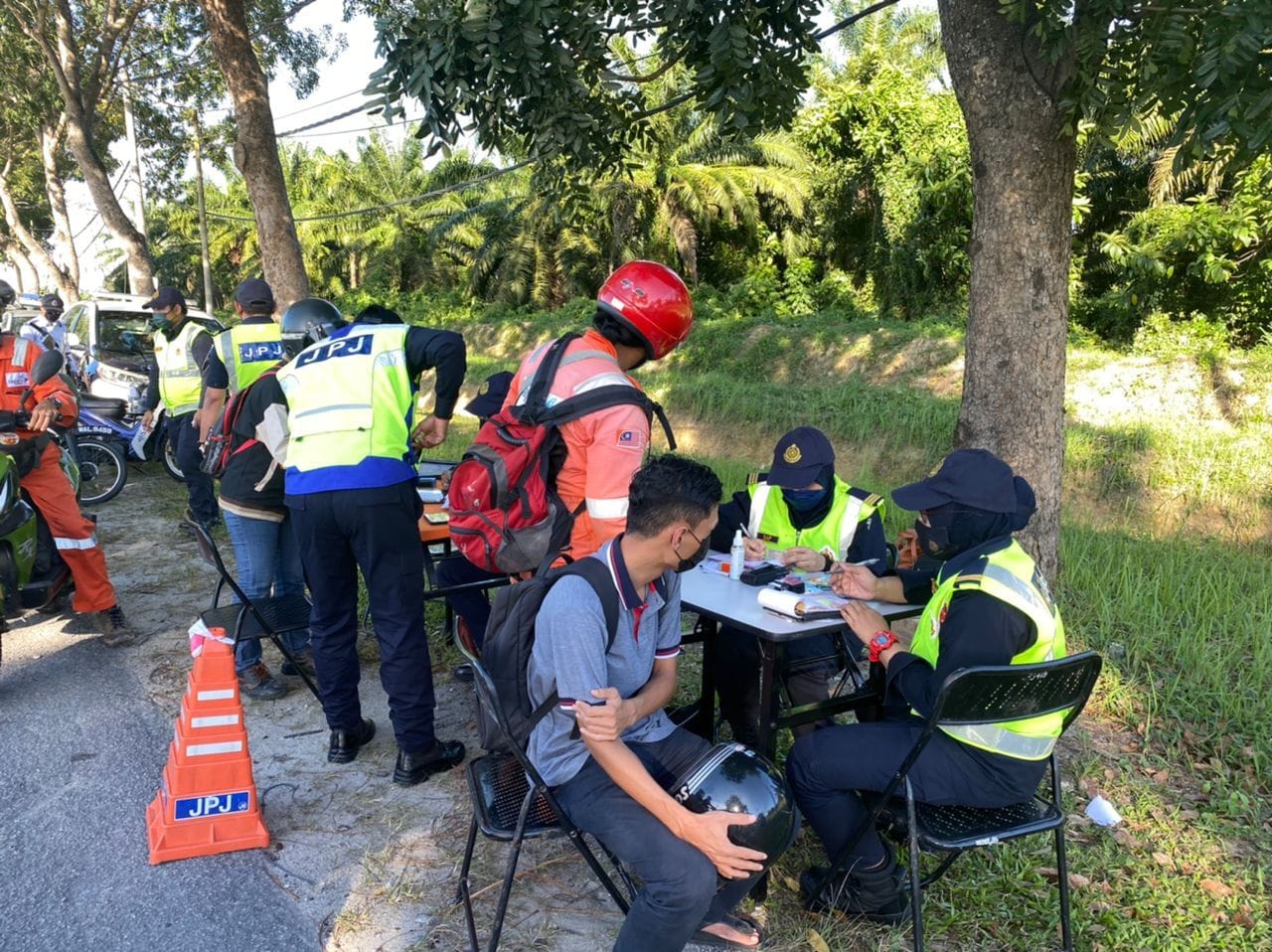 霹:交警交通局联合行动