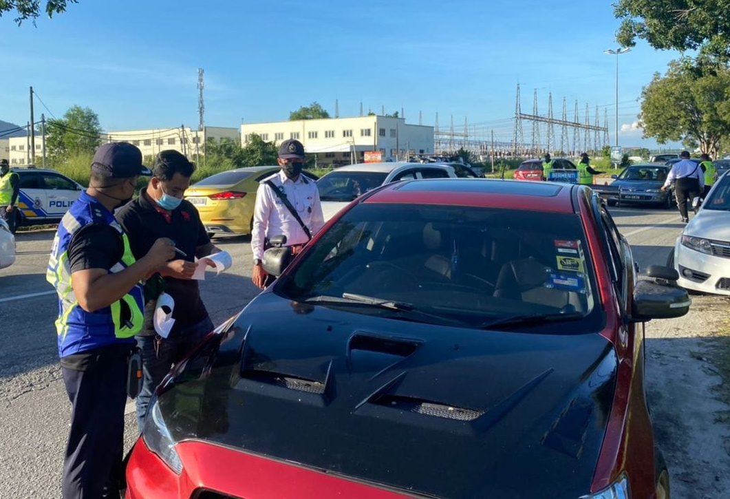 霹:交警交通局联合行动