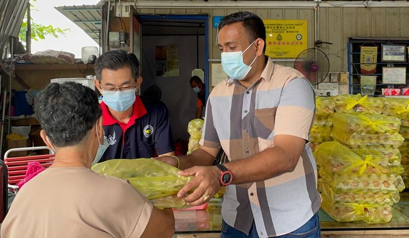 霹:今天下/警察之友万里望分会举办“新春慈善施赠贫老活动”